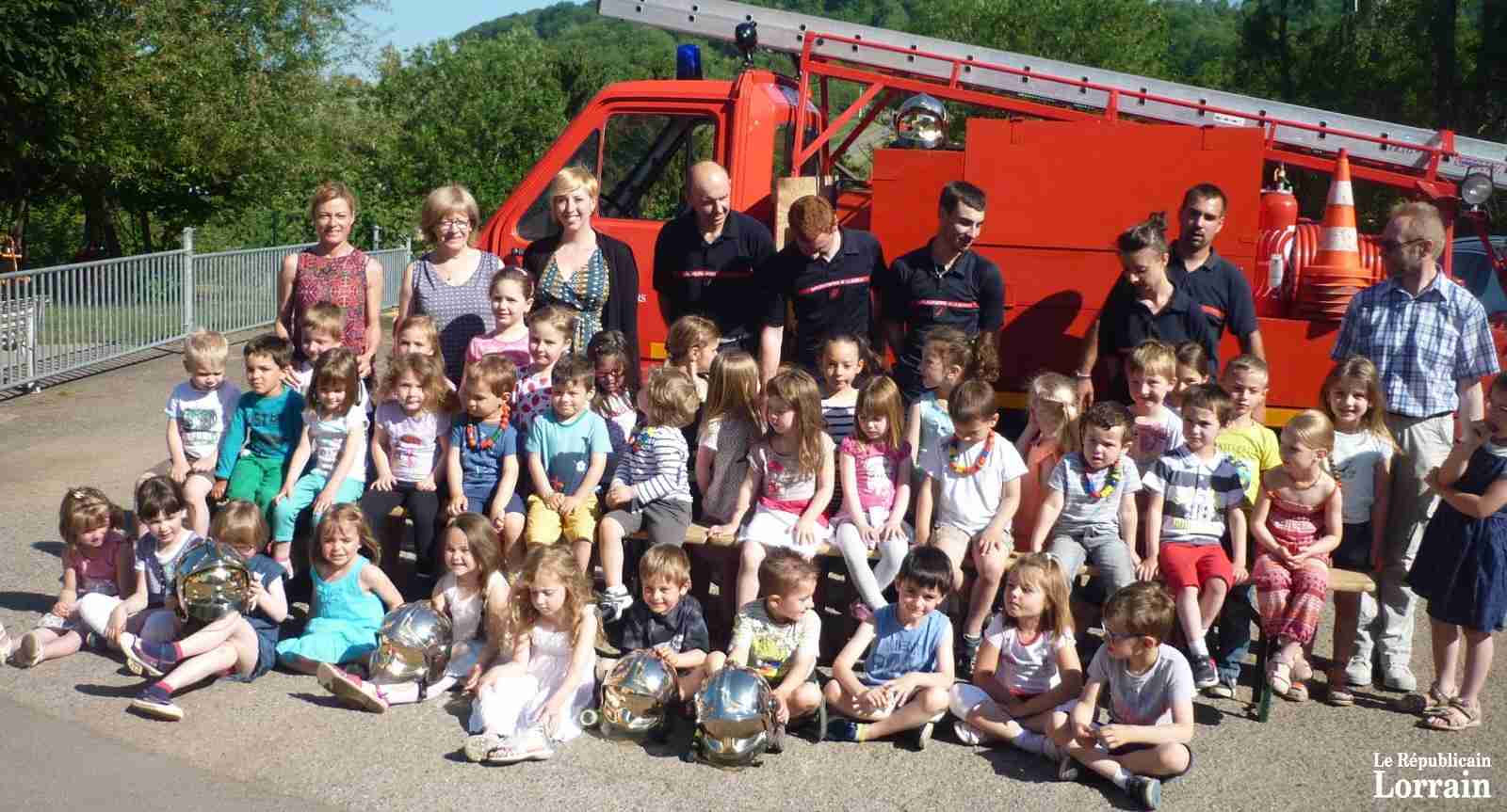Enfants et adultes ont pose fierement devant le camion des pompiers photo rl 2